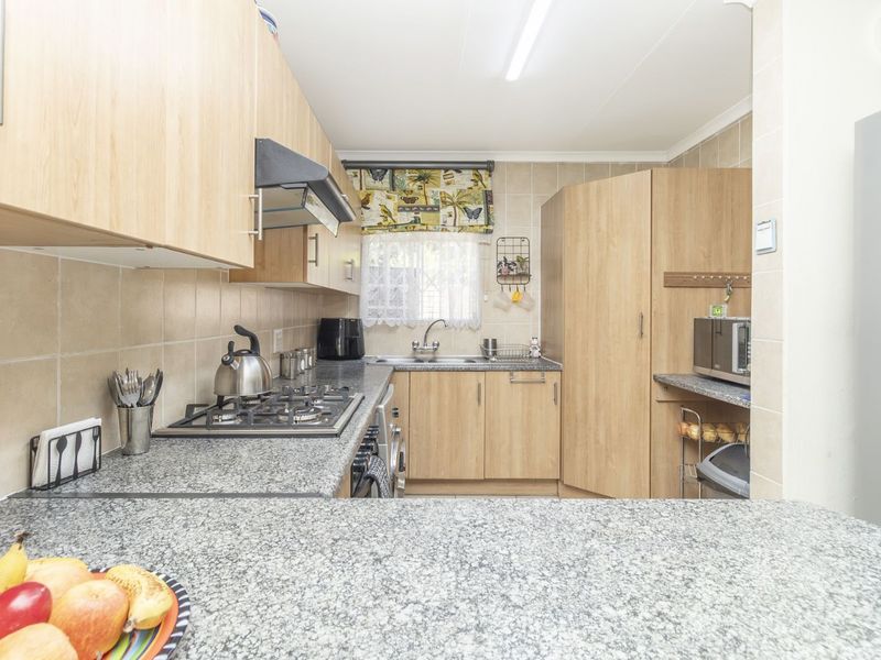 Townhouse For Sale in Honeydew Manor - Photo 9