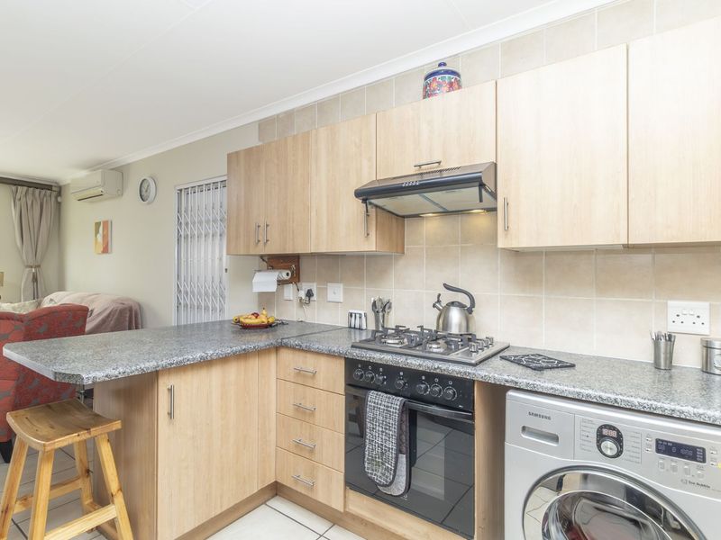 Townhouse For Sale in Honeydew Manor - Photo 8