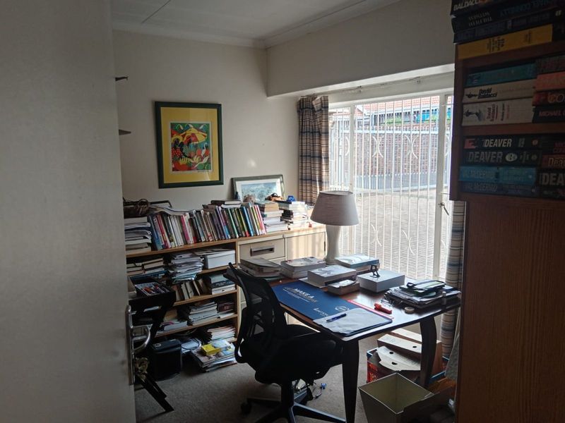 House For Sale in Faerie Glen - Photo 2