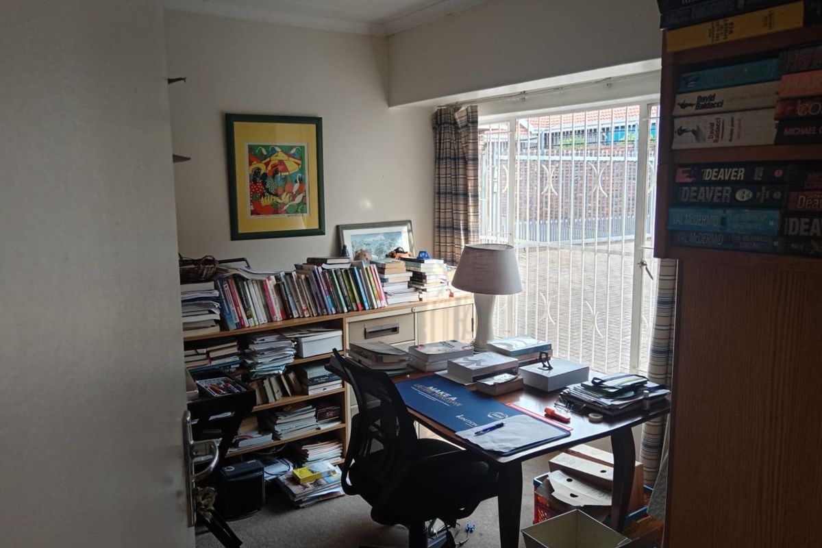 House For Sale in Faerie Glen - Photo 2