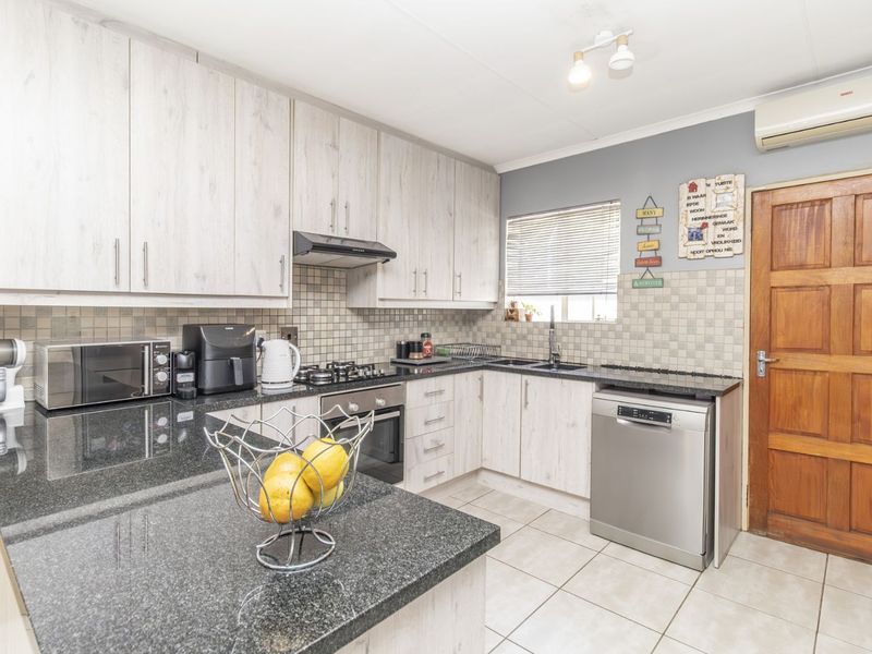 Townhouse For Sale in Honeydew Manor - Photo 2