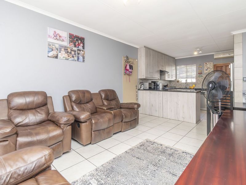 Townhouse For Sale in Honeydew Manor - Photo 9