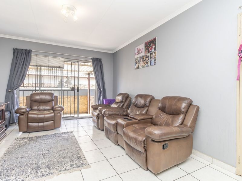 Townhouse For Sale in Honeydew Manor - Photo 8