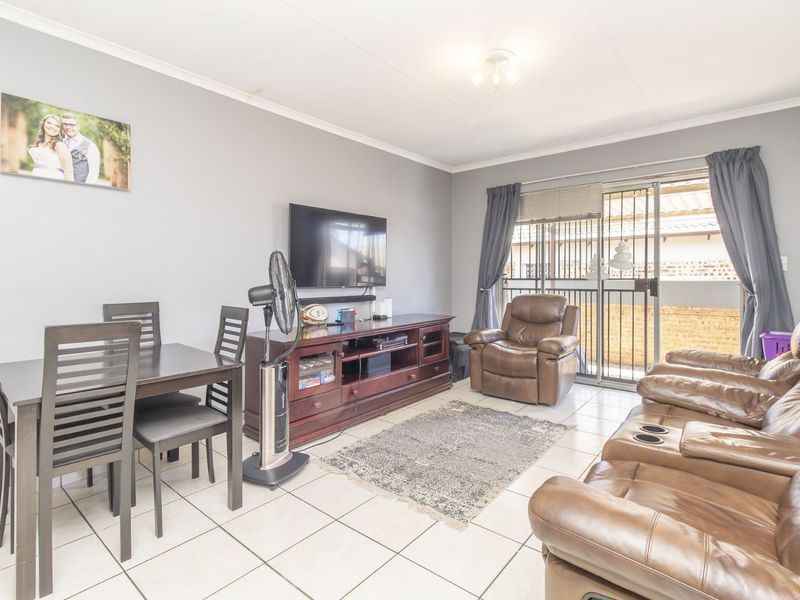 Townhouse For Sale in Honeydew Manor - Photo 7