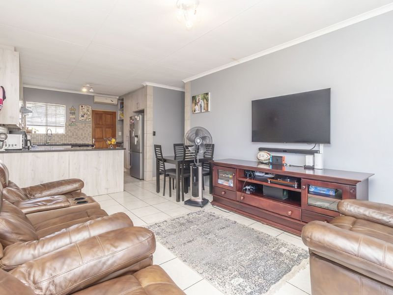 Townhouse For Sale in Honeydew Manor - Photo 6