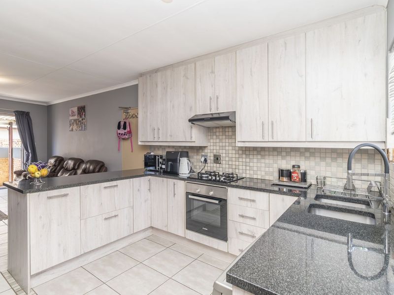 Townhouse For Sale in Honeydew Manor - Photo 5