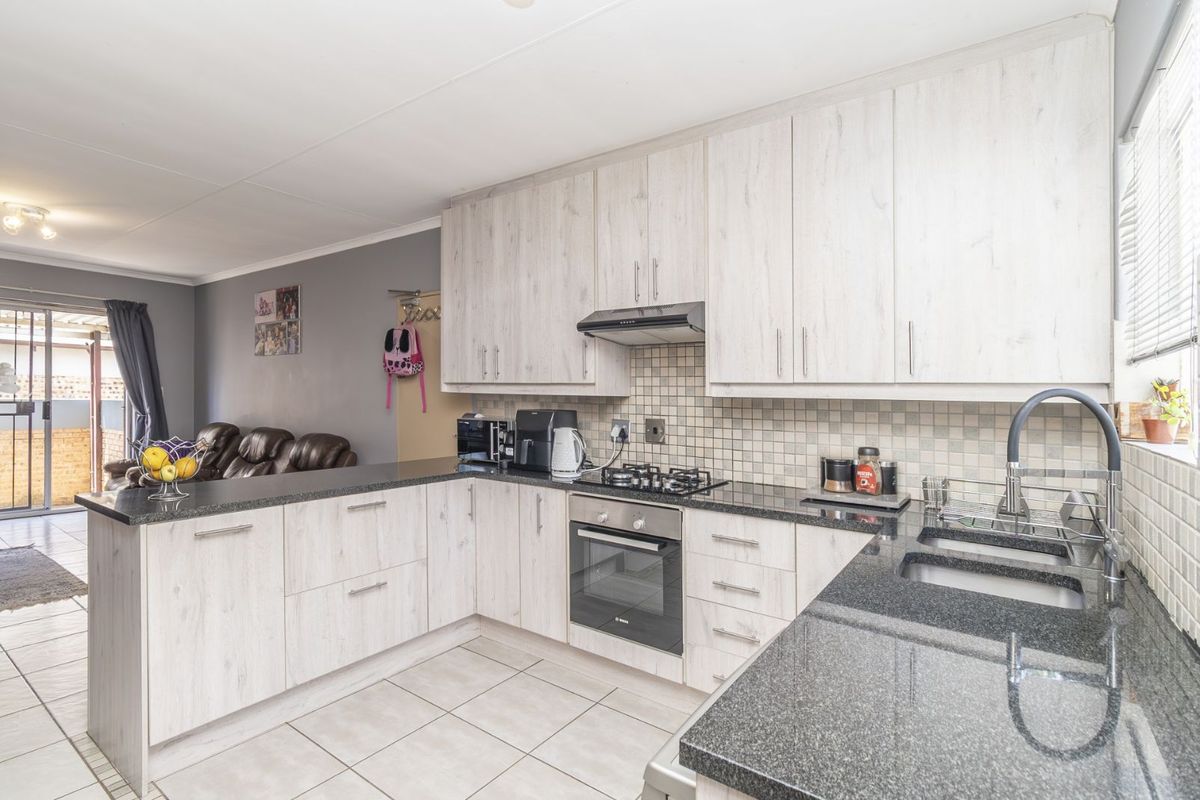 Townhouse For Sale in Honeydew Manor - Photo 5