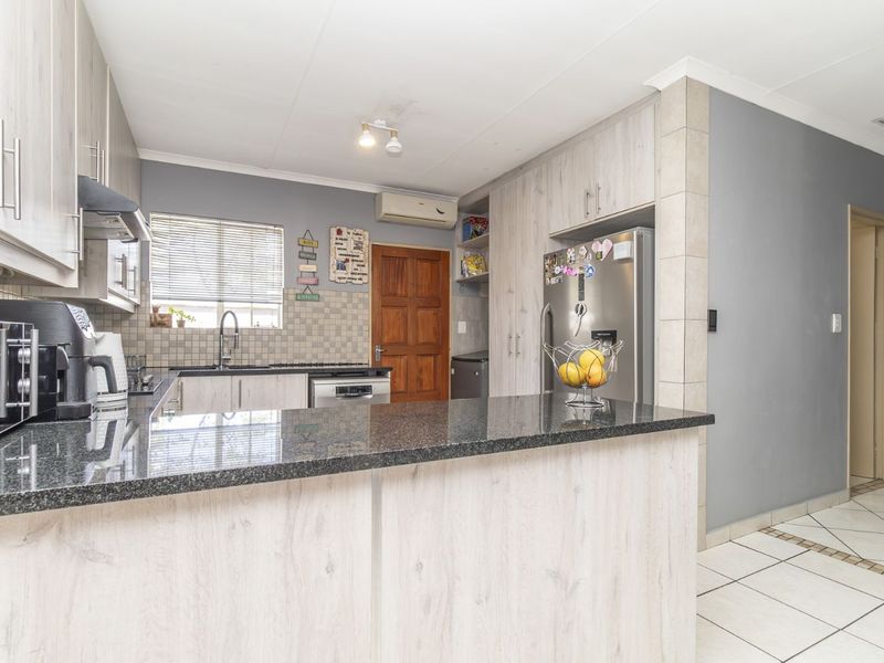 Townhouse For Sale in Honeydew Manor - Photo 4