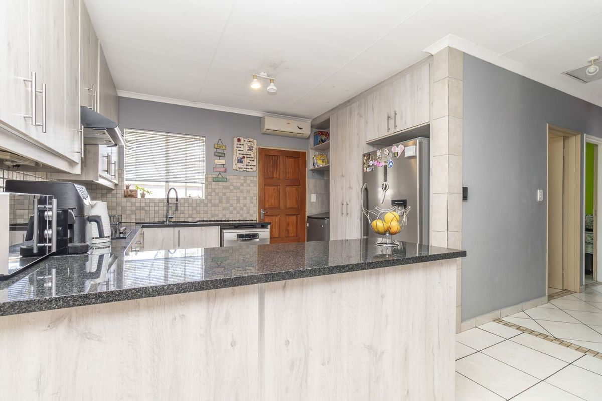 Townhouse For Sale in Honeydew Manor - Photo 4