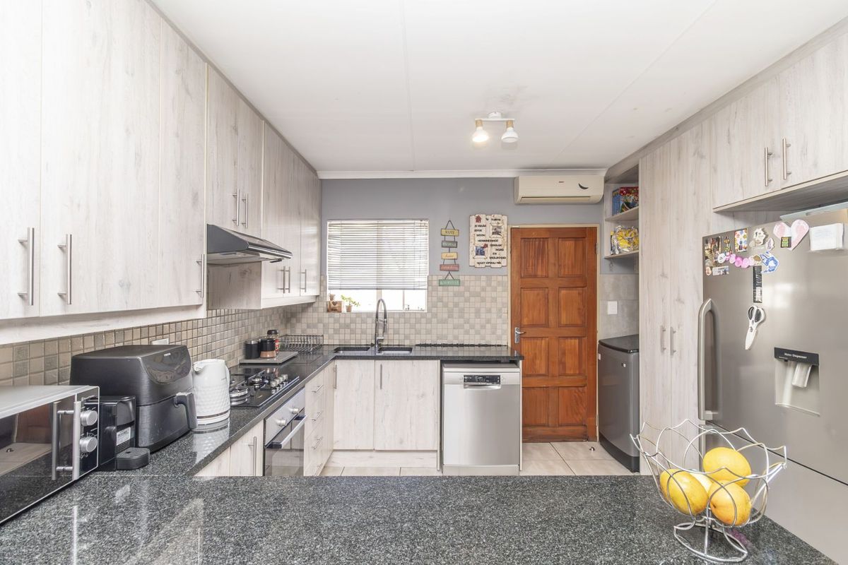 Townhouse For Sale in Honeydew Manor - Photo 3