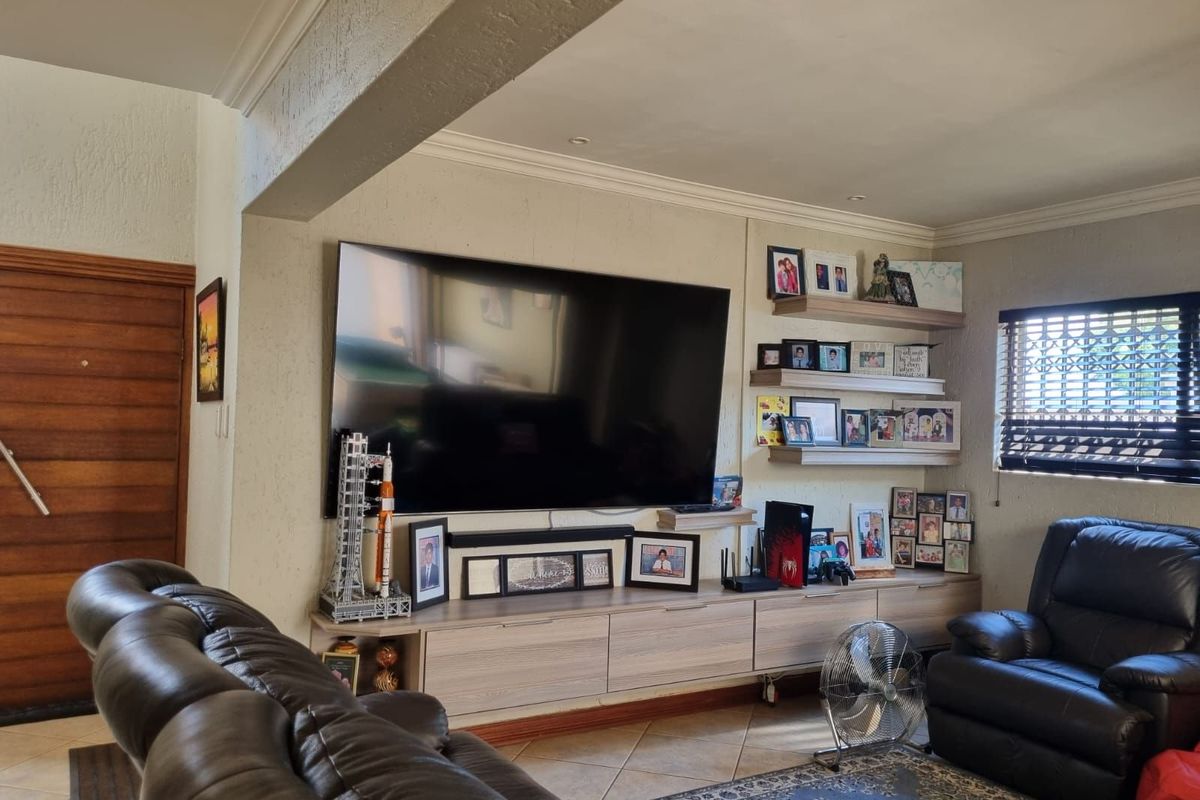 Townhouse For Sale in Vanderbijlpark SE 2 - Photo 5