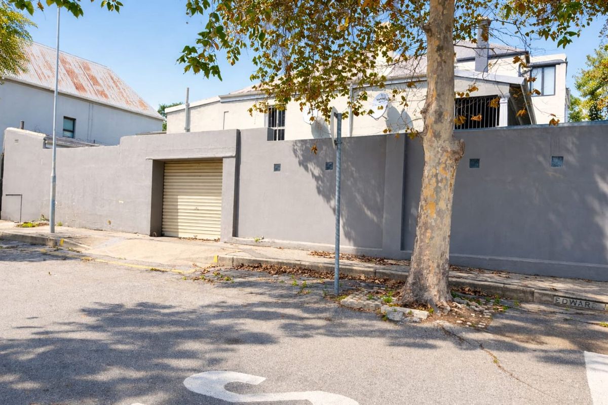 House For Sale in Richmond Hill - Photo 3