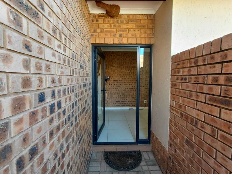 Townhouse To Rent in The Retreat - Photo 3