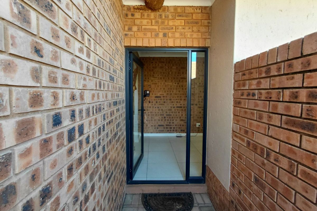 Townhouse To Rent in The Retreat - Photo 3