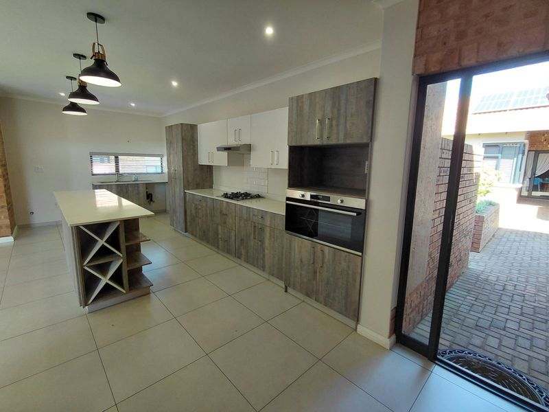 Townhouse To Rent in The Retreat - Photo 5