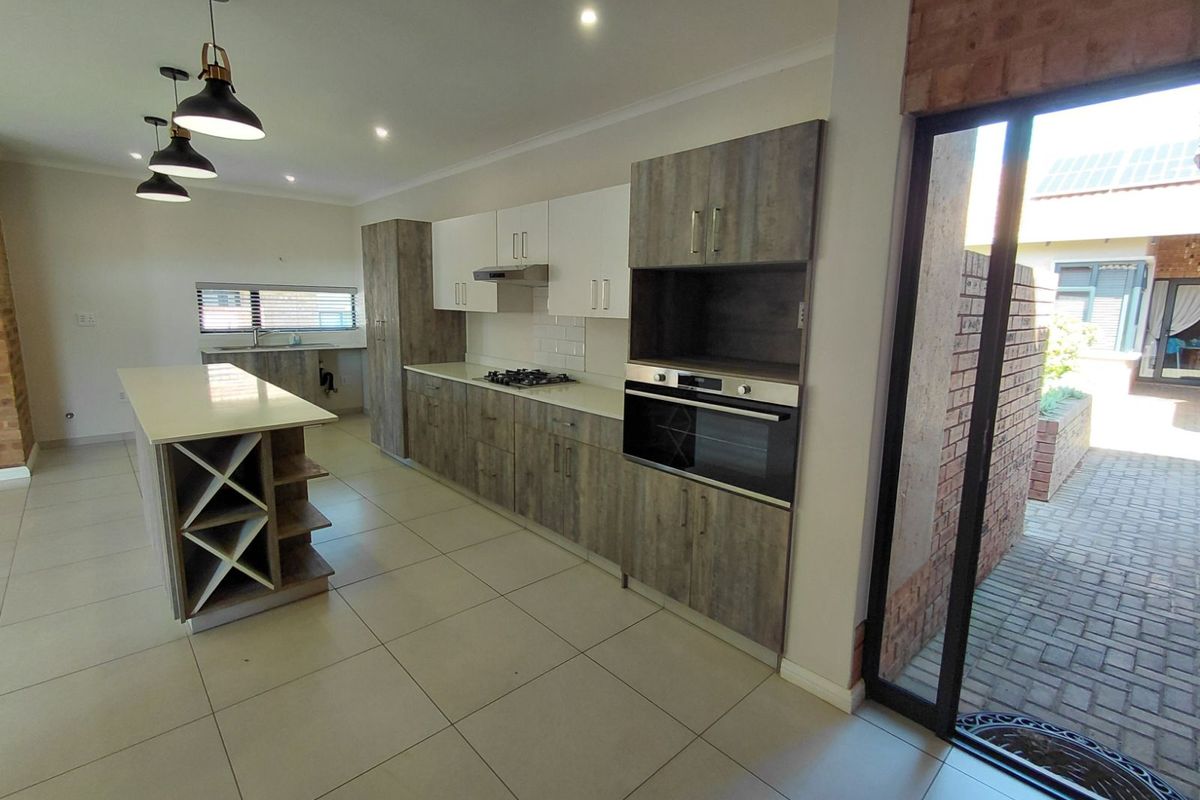 Townhouse To Rent in The Retreat - Photo 5