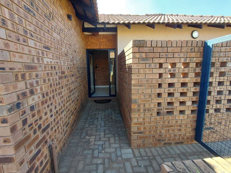 Townhouse To Rent in The Retreat - Photo 2