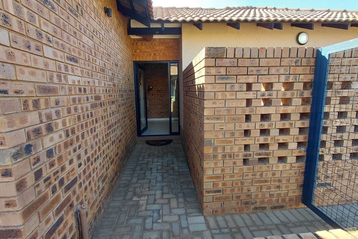 Townhouse To Rent in The Retreat - Photo 2