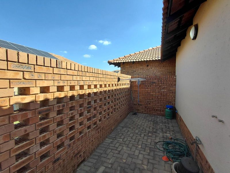 Townhouse To Rent in The Retreat - Photo 7