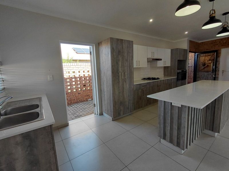 Townhouse To Rent in The Retreat - Photo 6