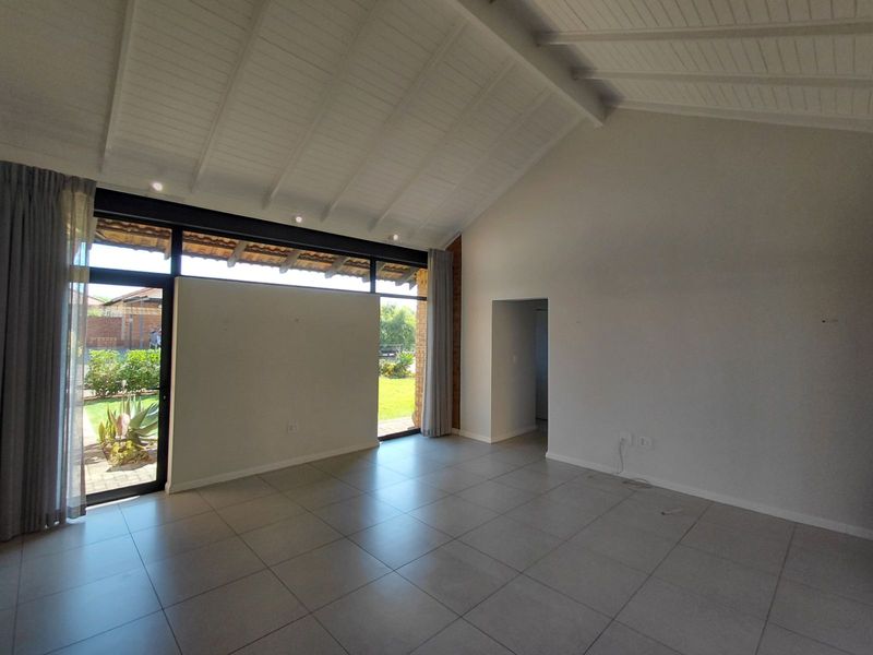 Townhouse To Rent in The Retreat - Photo 9