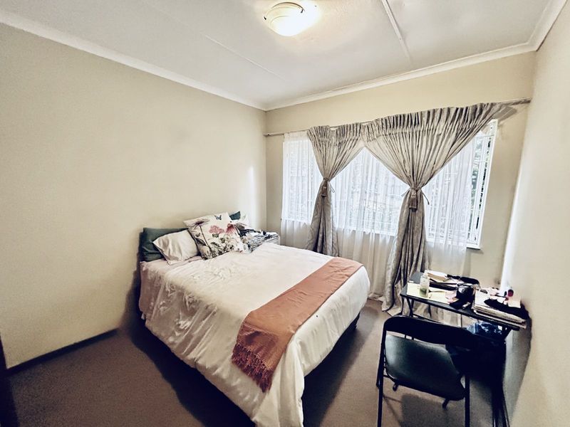 Townhouse For Sale in Faerie Glen - Photo 5