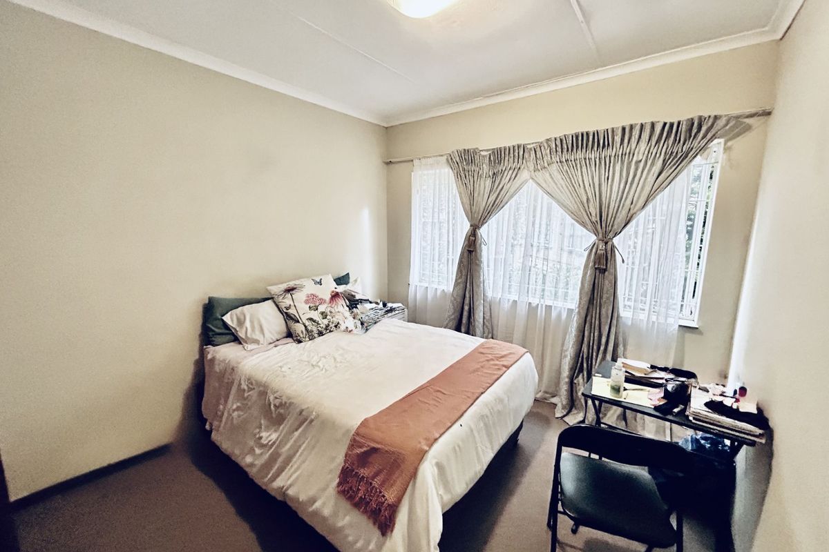 Townhouse For Sale in Faerie Glen - Photo 5