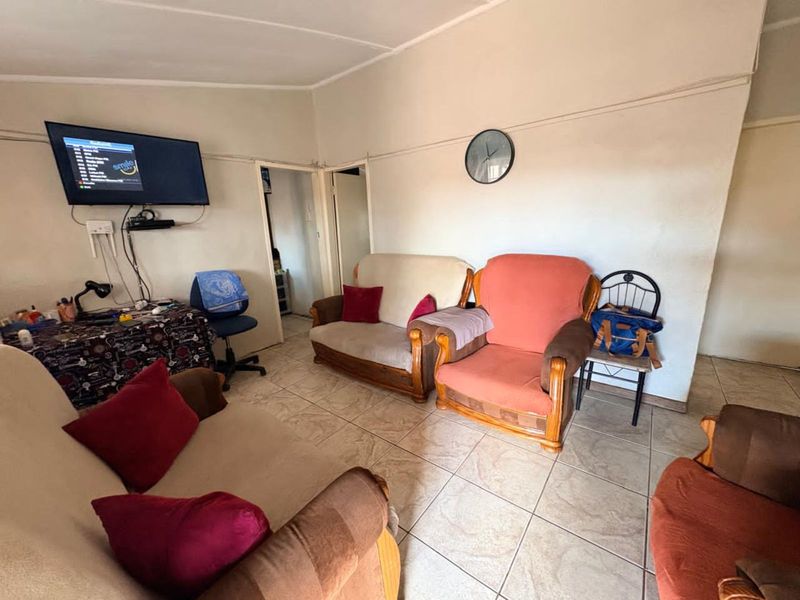 House For Sale in Homevale - Photo 2