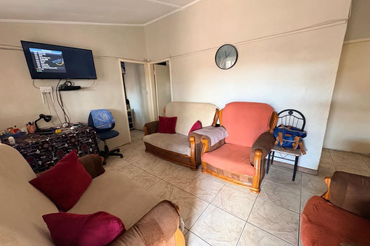 House For Sale in Homevale - Photo 2