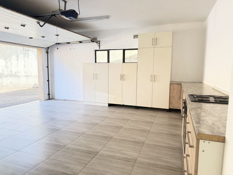 Townhouse To Rent in Bluff - Photo 2