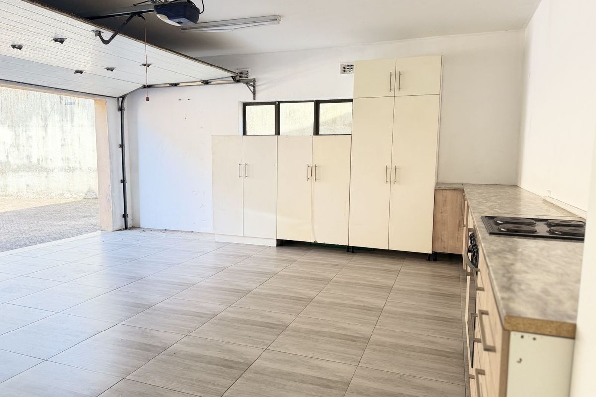 Townhouse To Rent in Bluff - Photo 3