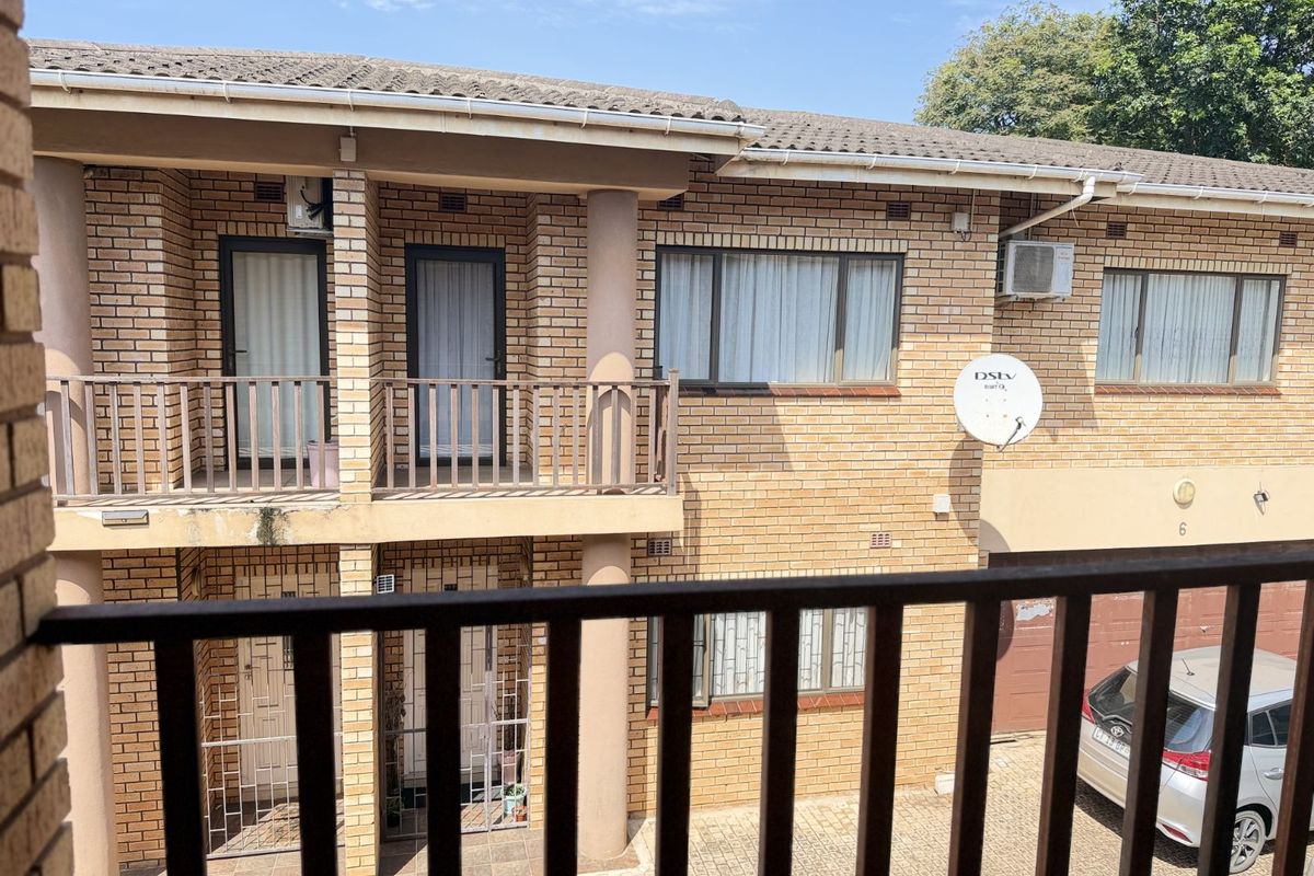 Townhouse To Rent in Bluff - Photo 2