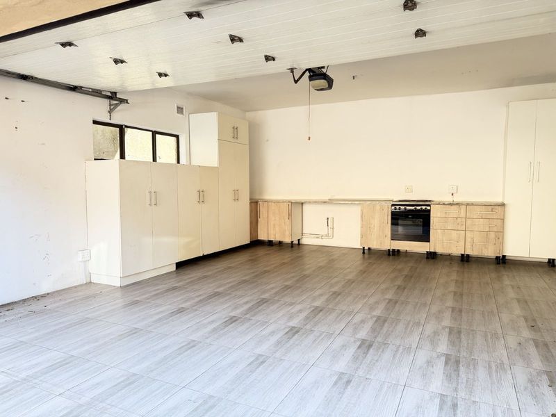 Townhouse To Rent in Bluff - Photo 3