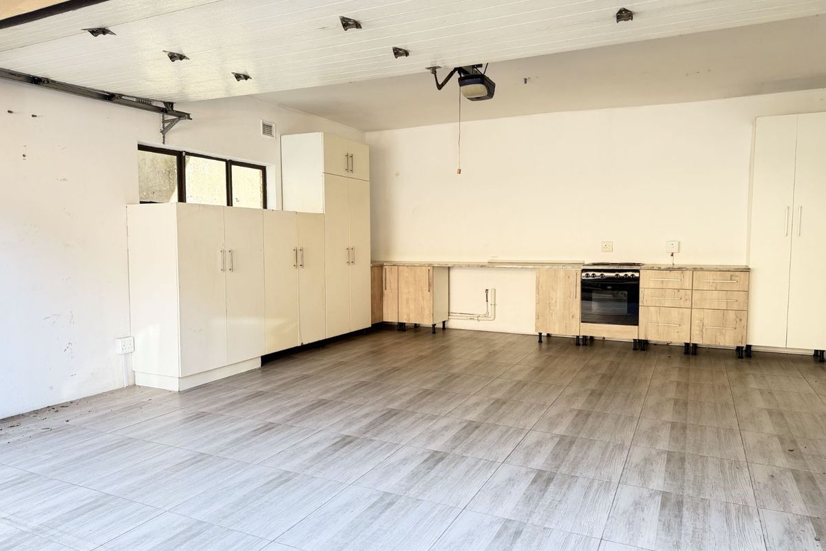 Townhouse To Rent in Bluff - Photo 4