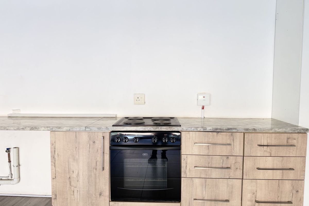 Townhouse To Rent in Bluff - Photo 5