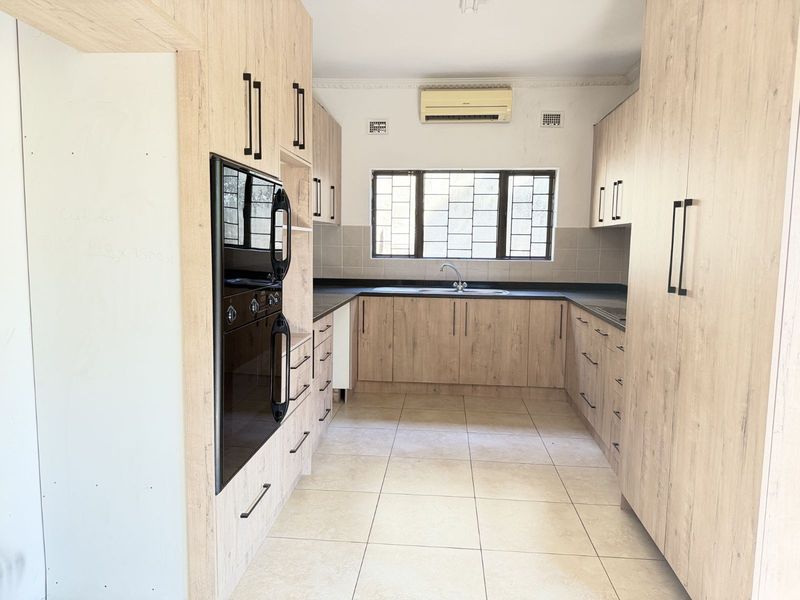 Townhouse To Rent in Bluff - Photo 9