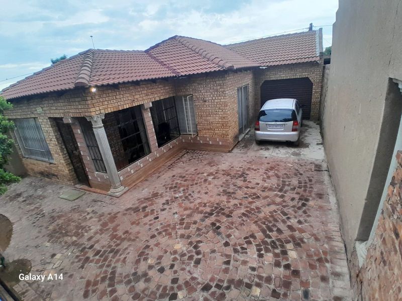 House For Sale in Hammanskraal Central - Photo 2