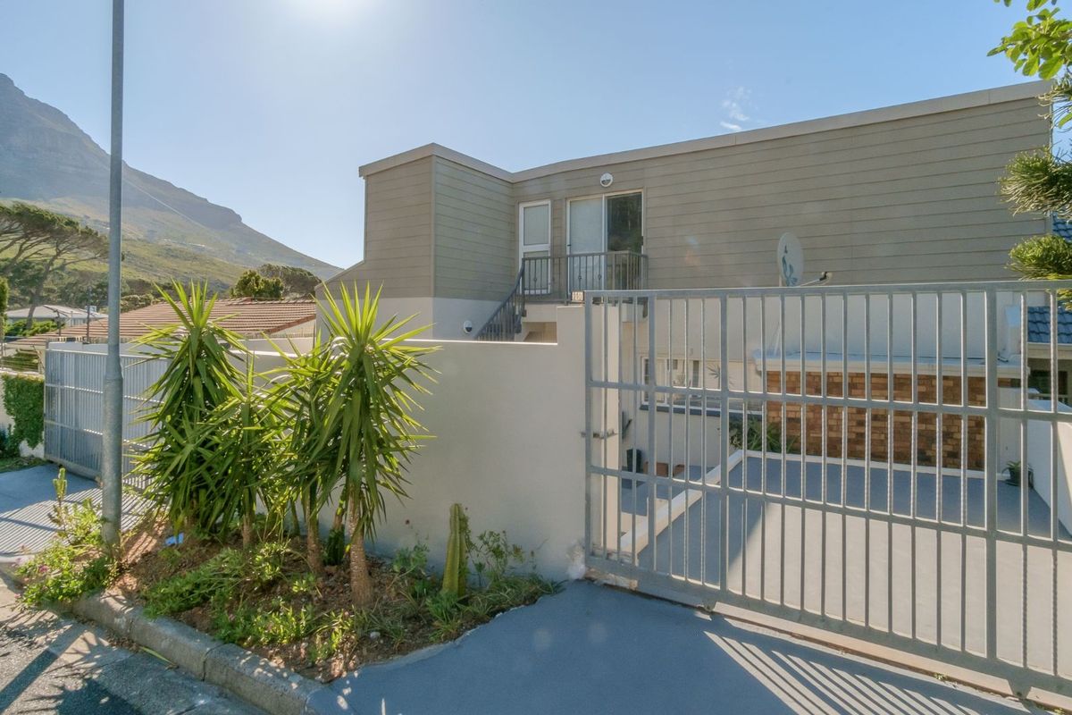 House For Sale in Vredehoek - Photo 2