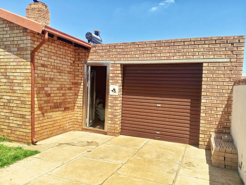 House For Sale in Dobsonville Ext 3 - Photo 2