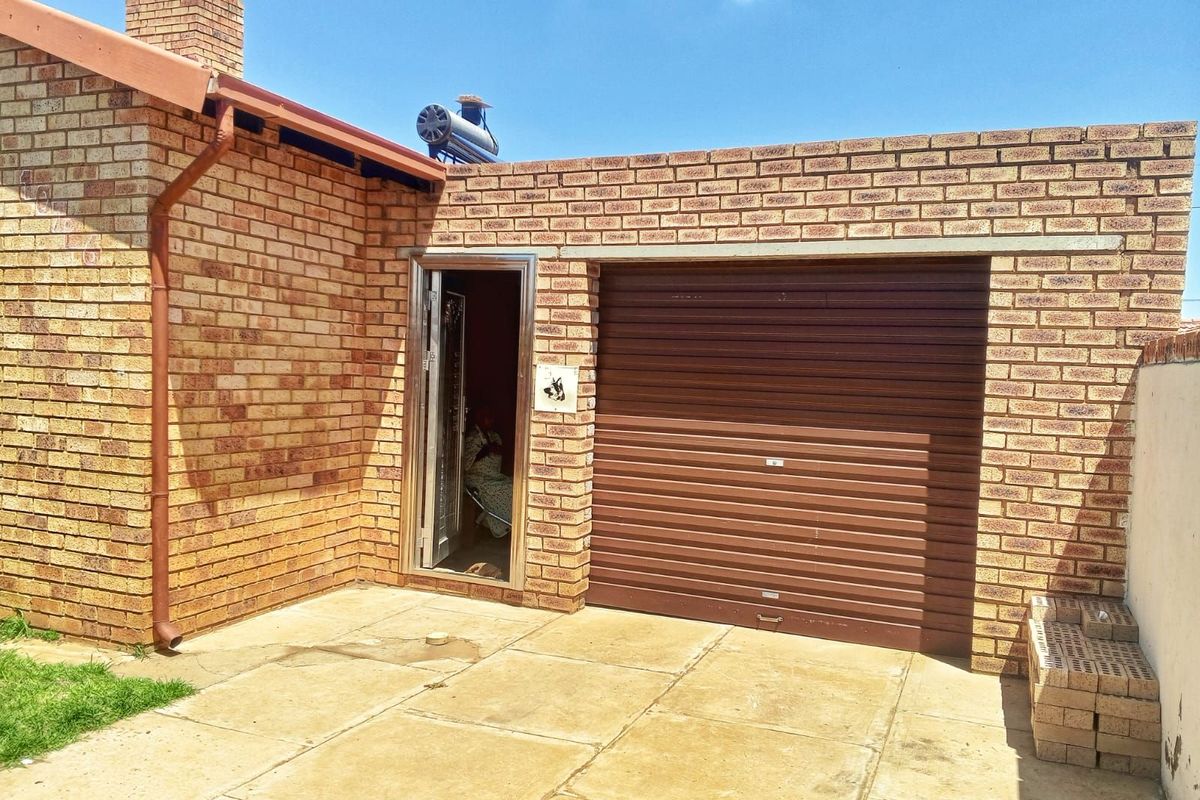 House For Sale in Dobsonville Ext 3 - Photo 2