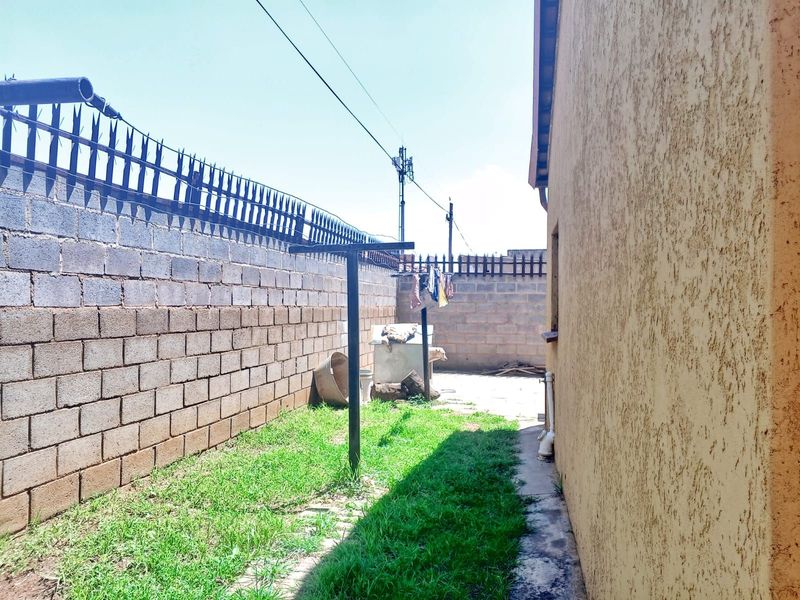 House For Sale in Dobsonville Ext 3 - Photo 4