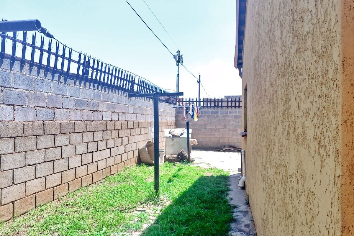 House For Sale in Dobsonville Ext 3 - Photo 4