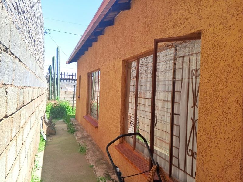 House For Sale in Dobsonville Ext 3 - Photo 3