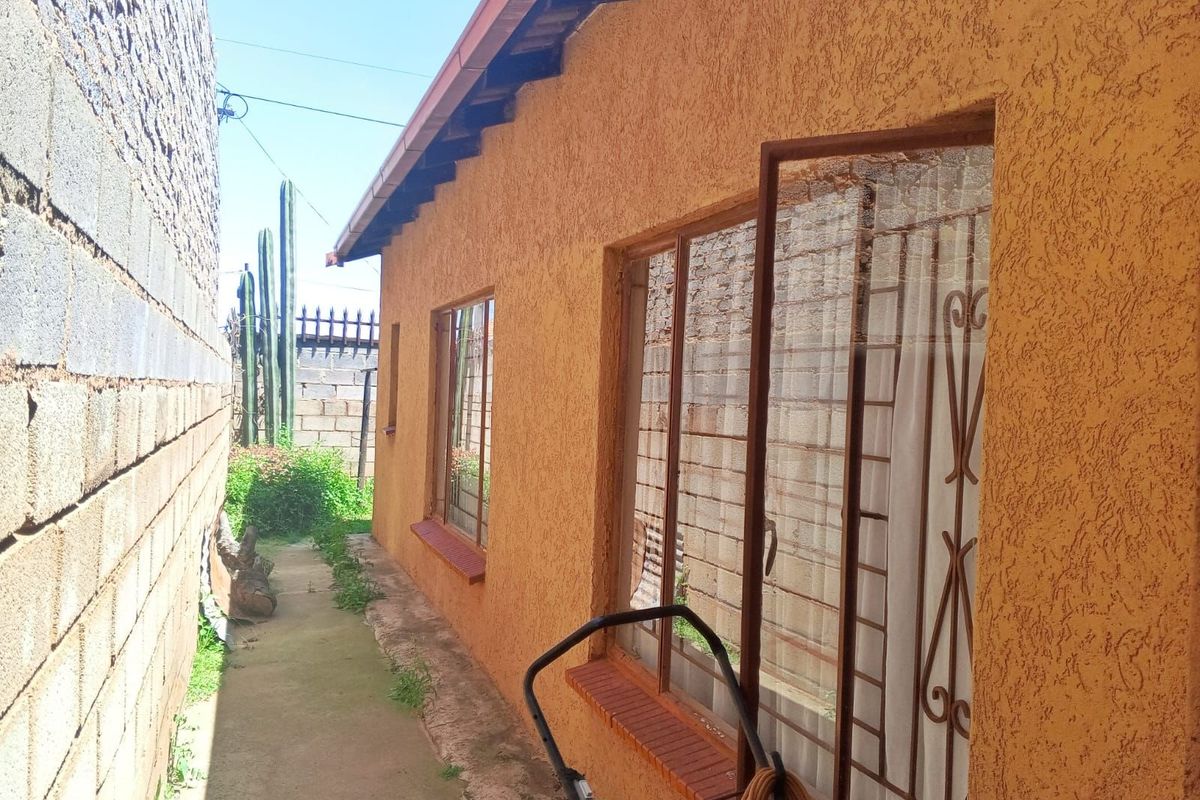 House For Sale in Dobsonville Ext 3 - Photo 3