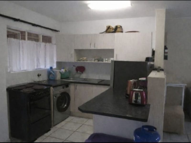 Townhouse For Sale in Weltevreden Park - Photo 6