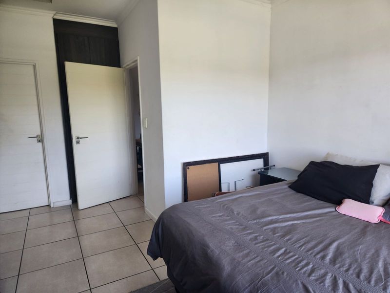 Apartment For Sale in Olivedale - Photo 2