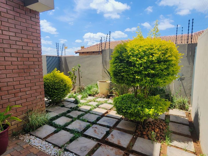 Townhouse For Sale in Bendor - Photo 10