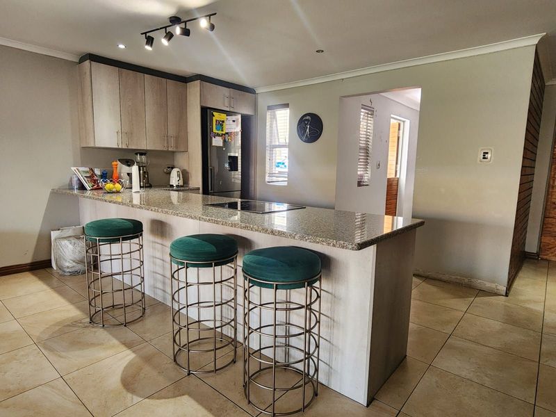 Townhouse For Sale in Bendor - Photo 4