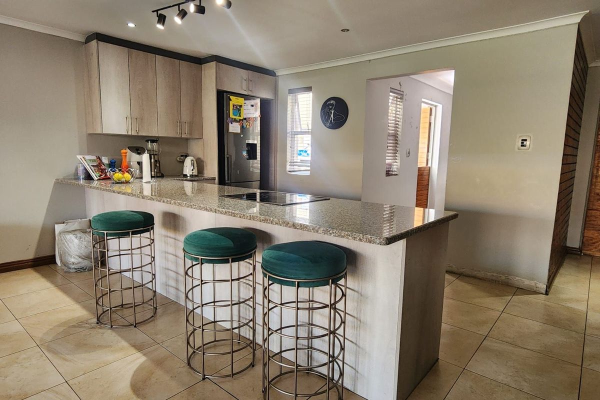 Townhouse For Sale in Bendor - Photo 4