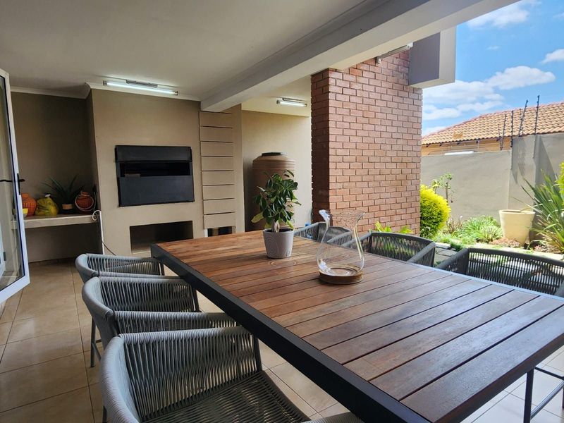 Townhouse For Sale in Bendor - Photo 7